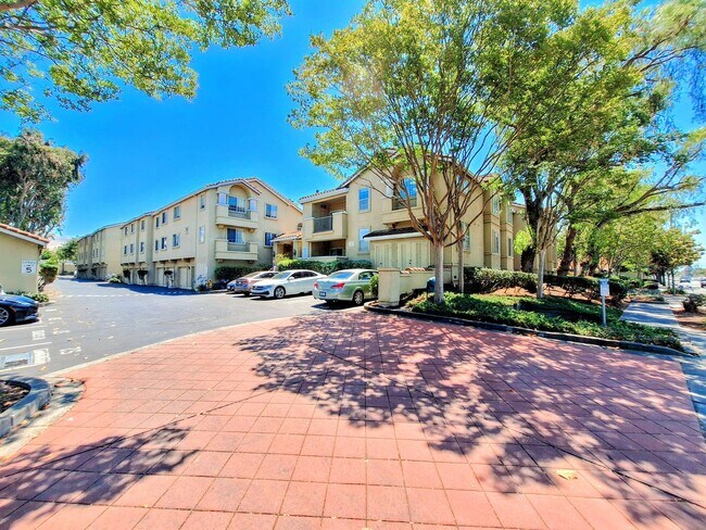 Building Photo - Beautiful Second Floor 3bd Condo w/Detached Garage & Pool