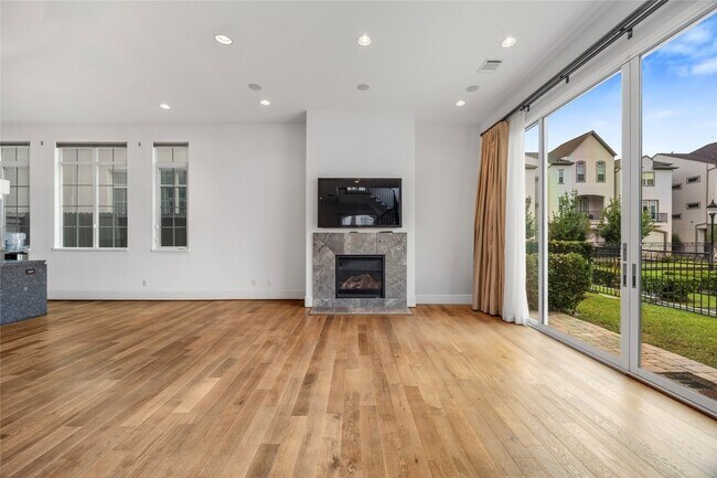 Building Photo - 11107 Savannah Oaks Ln