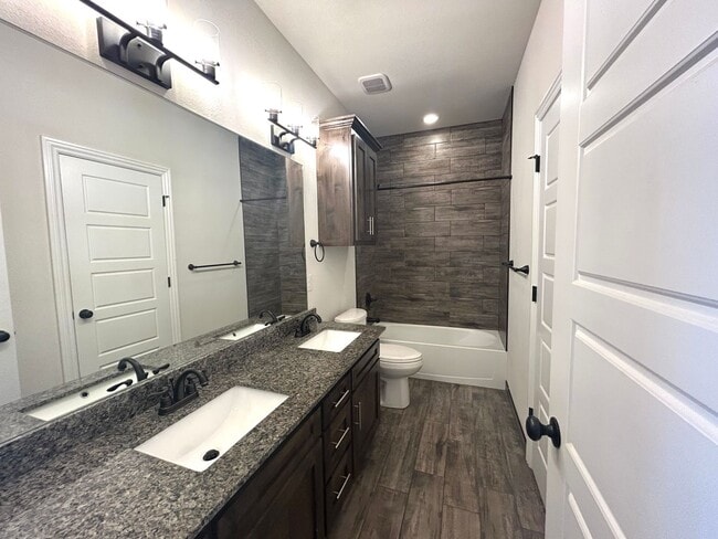 Building Photo - Water included - 1 Bed 1 Bath Near Downtown Rogers