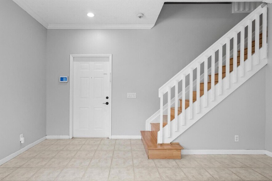 Building Photo - 4319 Greenbriar Ln