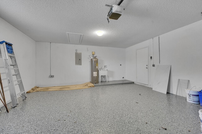 Building Photo - 13048 Meadowbreeze Dr