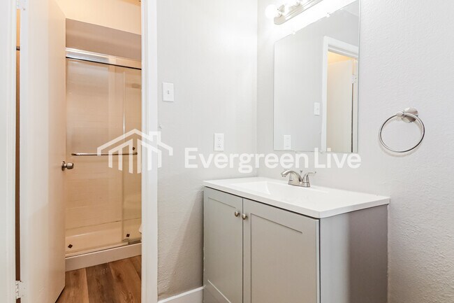 Building Photo - 816 Jack St