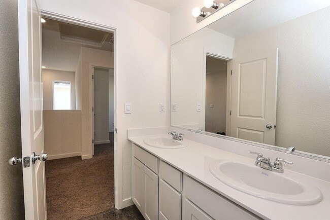 Building Photo - Beautiful Lincoln Home Available in May!