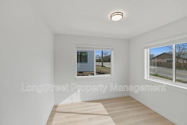 Building Photo - 818 S 19th St