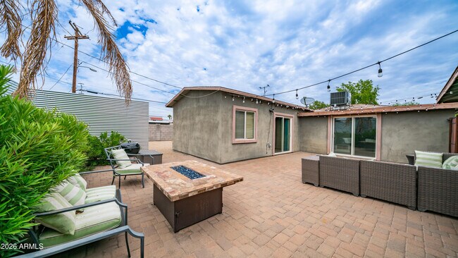 Building Photo - 717 E Palmaire Ave