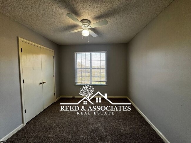 Building Photo - 2 Bedroom Town Home Located in Quiet Bartlett Neighborhood!