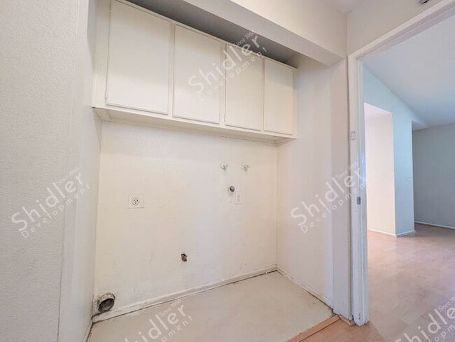 Building Photo - 2 Bed 1 Bath No one Above You