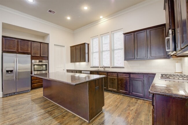Building Photo - 9627 Fannin Station W