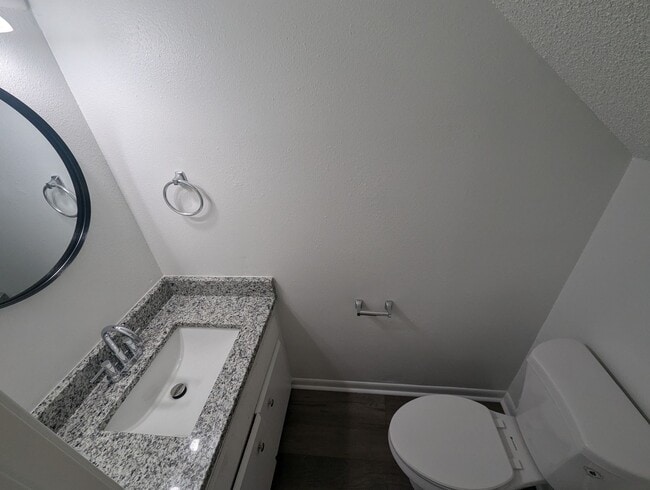 Building Photo - Newly Remodeled 2/1.5 Townhouse in Newport!