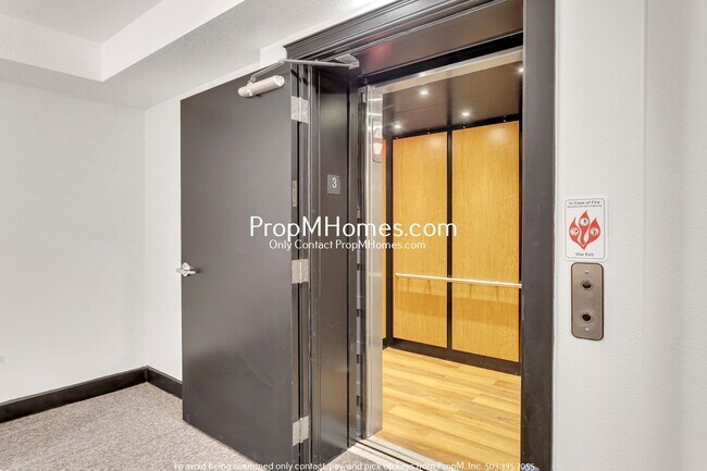 Building Photo - Light Filled One Bedroom Condo In Gresham!