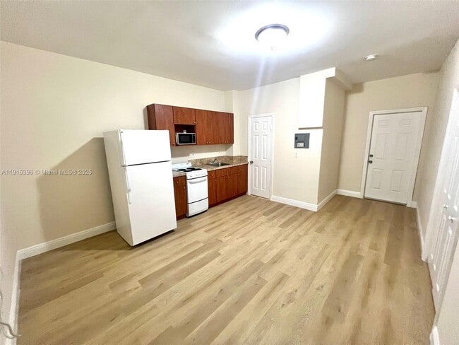 Primary Photo - 8411 Biscayne Blvd