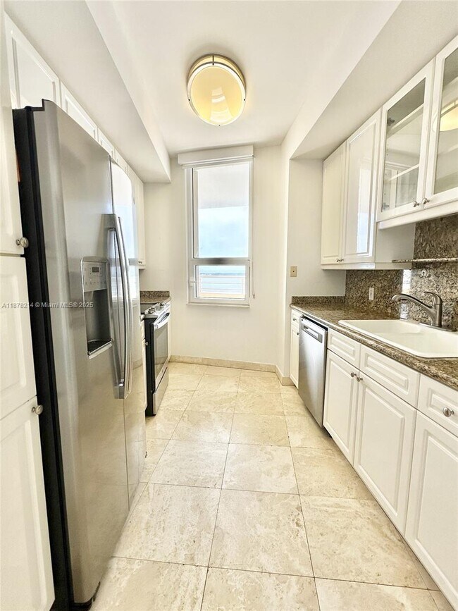 Building Photo - 808 Brickell Key Dr