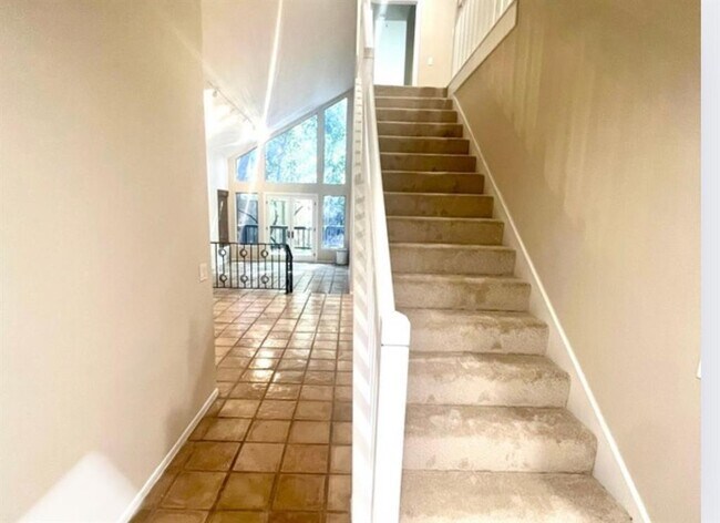 Building Photo - 150 Sugar Berry Cir