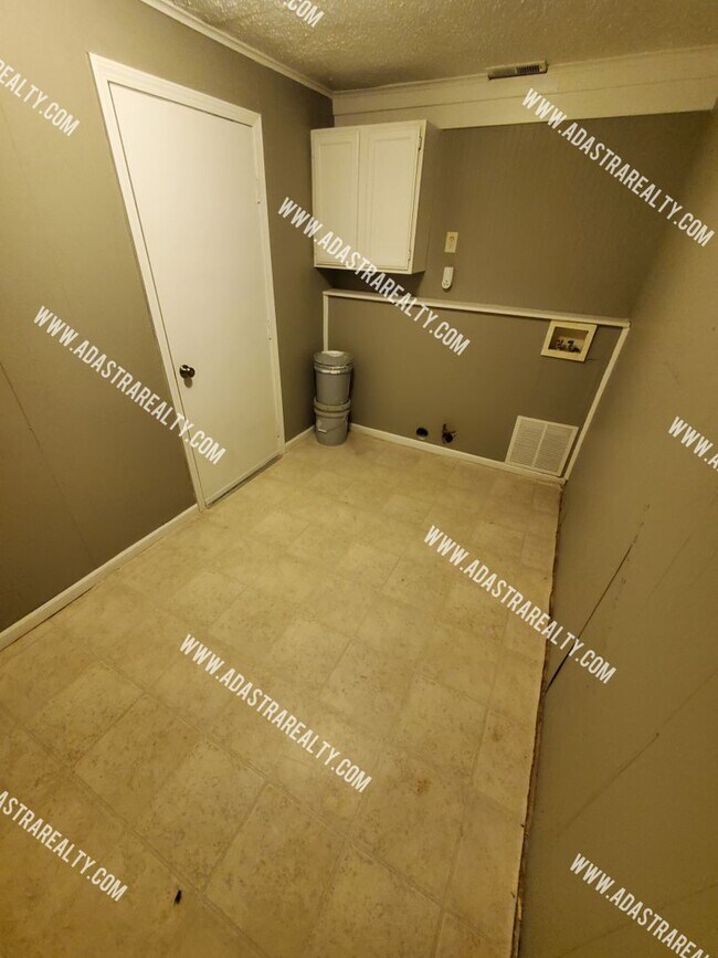 Building Photo - Remodeled 2 Bedroom Raytown Home w/Potenti...