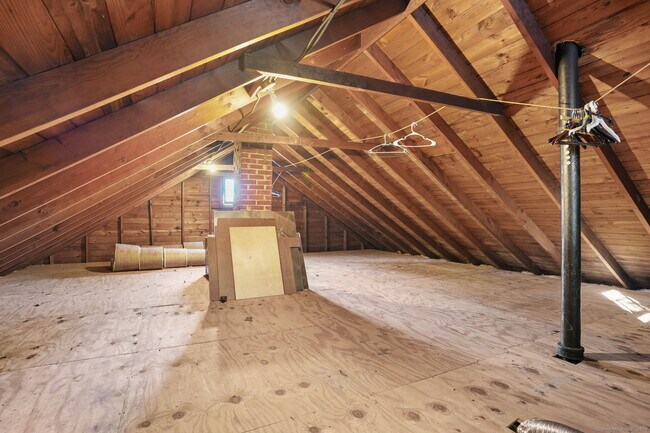 Building Photo - 117 Golden Hill St