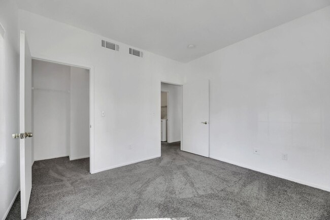 Building Photo - 2 bed/2 bath condo in a gated community