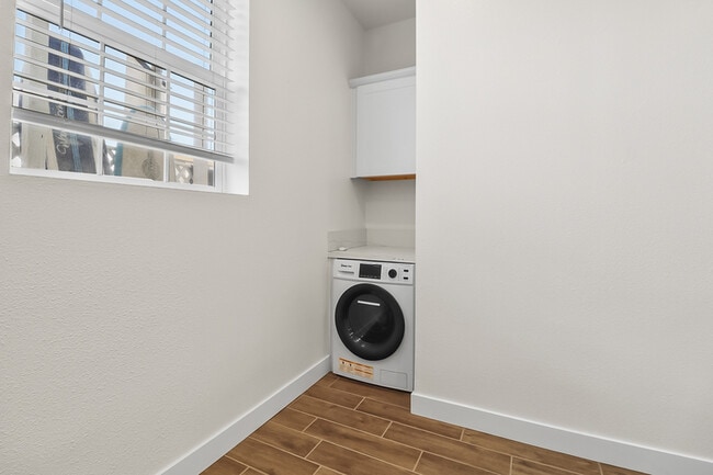 Building Photo - 720 1/2 Queenstown Court - 3