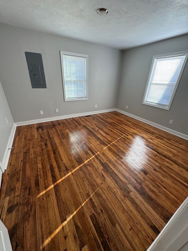 Building Photo - Completely renovated 2 bedroom  cabin