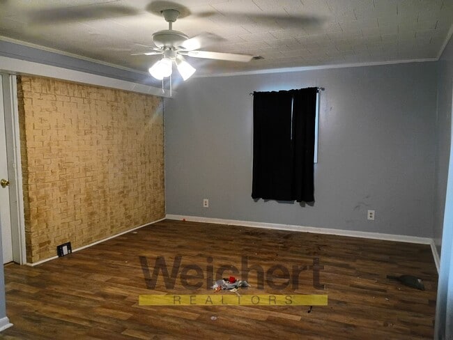 Building Photo - Spacious 4-Bed Home with Fenced Backyard