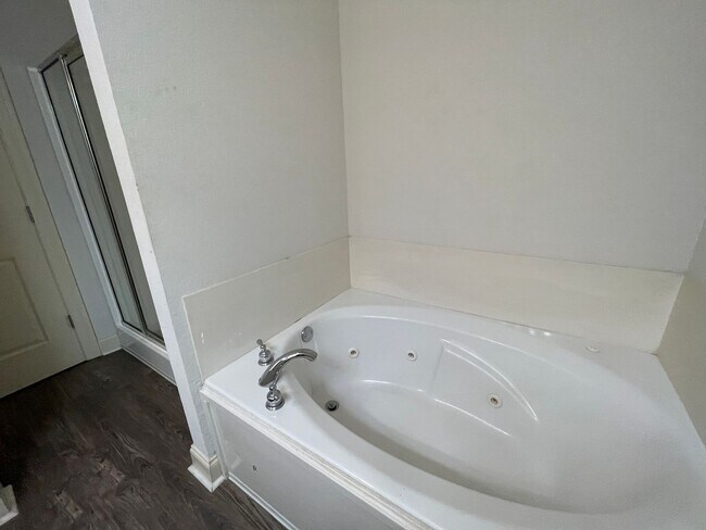 Building Photo - Spacious 3 Bedroom Condo in a Gated Community