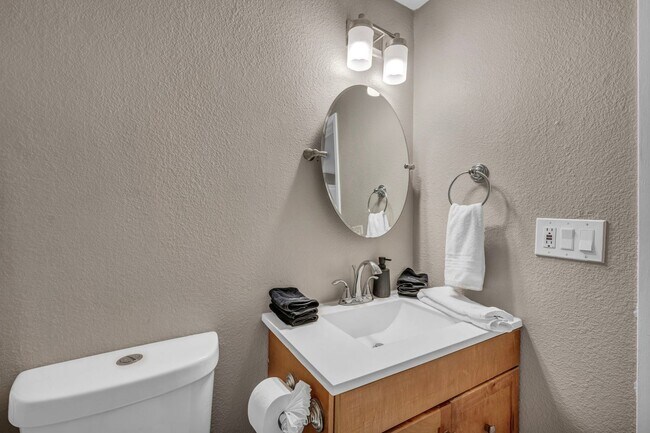 Building Photo - 3 Bed FULLY FURNISHED Pool Home