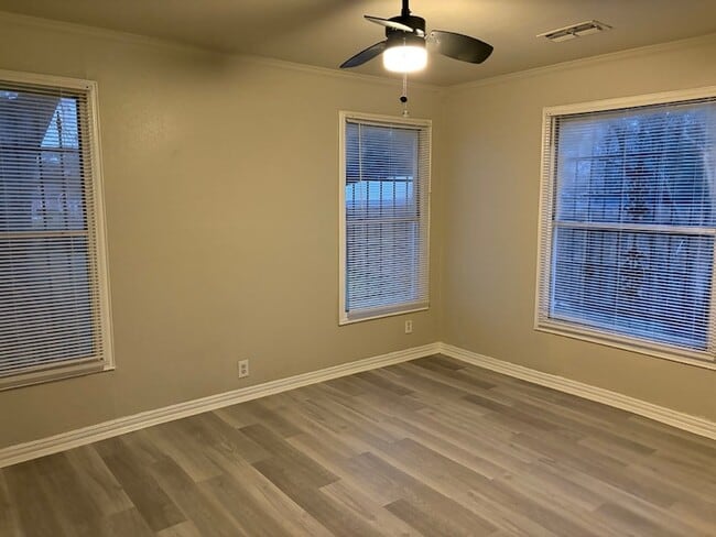 Building Photo - 3150 Roberts Ave