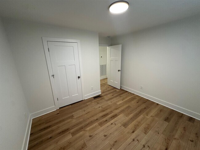 Building Photo - 909 Alberta Dr