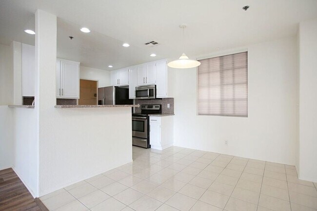 Building Photo - Gorgeous and Updated Top Floor Condo Home ...