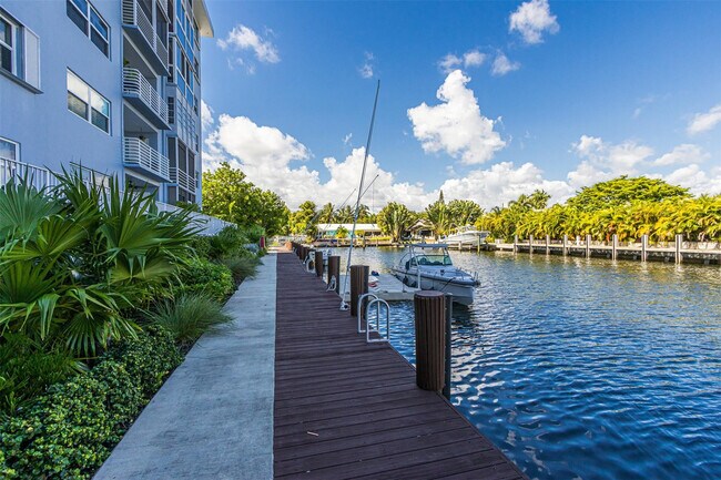 Building Photo - 2829 NE 33rd Ct