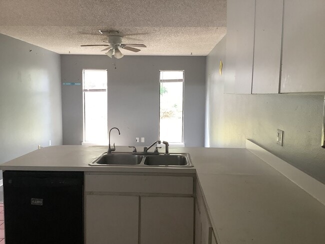 Building Photo - Three Bedroom Two Bath Home in N Lakeland