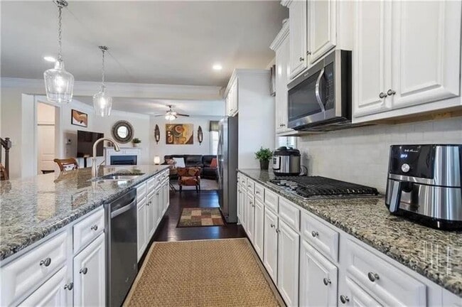 Building Photo - 1440 Dahlia Dr