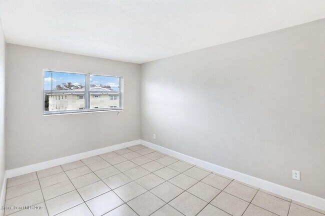 Building Photo - 223 Columbia Dr