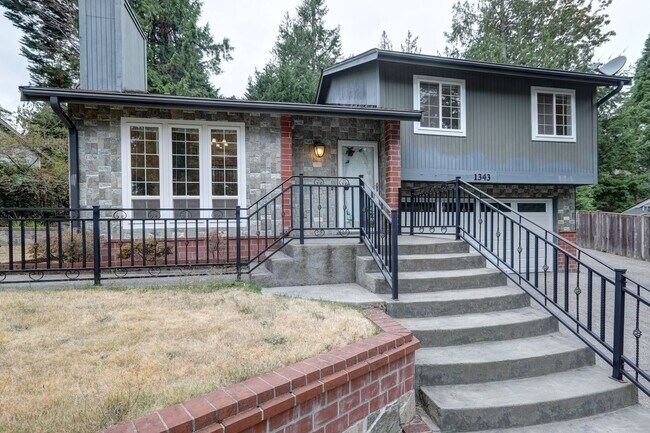 Building Photo - Stunning 3BR 1.75 BA Sammamish Home.  Rece...