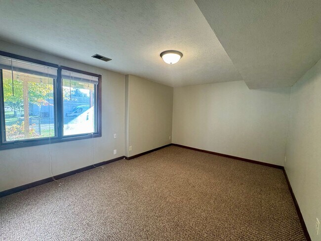 Building Photo - **DEPOSIT SPECIAL** 3 bedroom, 2 bath town...