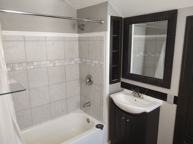 Building Photo - Charming 2 Bedroom House