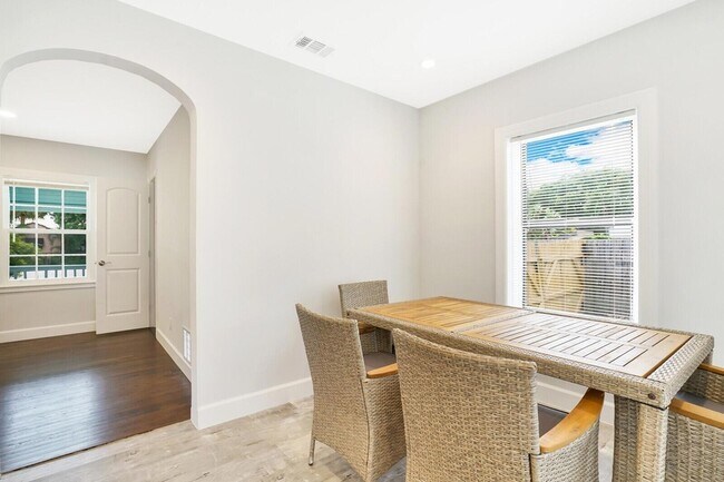 Building Photo - 413 36th St