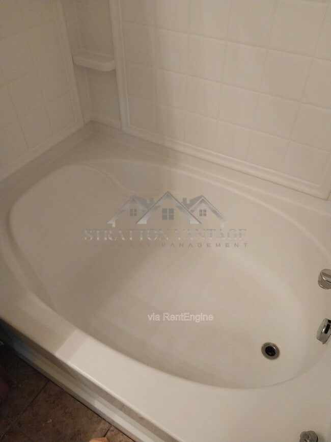 Building Photo - 4685 E Laurel Ave