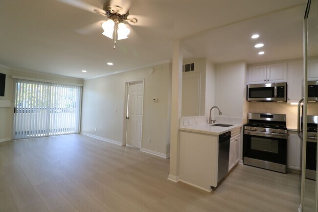 Building Photo - 5545 Canoga Ave