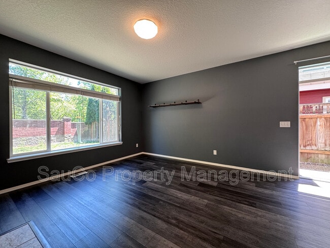 Building Photo - 948 SE Elina Ave