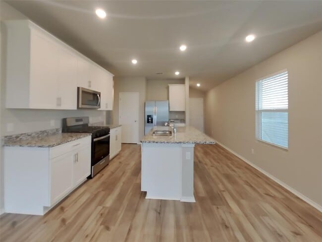 Building Photo - 5132 Saddle Clb Dr
