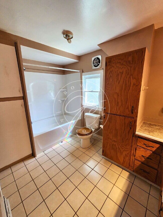 Building Photo - 2 Bedroom | 1 Bathroom | Fenced Yard | Detached Garage