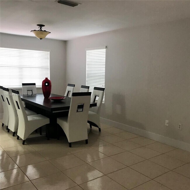 Building Photo - 216 SW 7th St