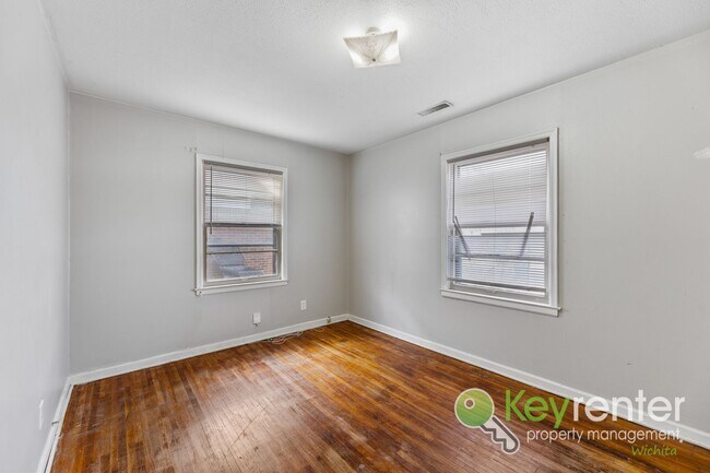 Building Photo - 2 weeks FREE RENT! Cute 3 bedroom house near shopping, restaurants, and WSU