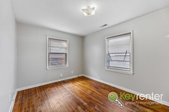 Building Photo - First Month FREE! Cute 3 bedroom house near shopping, restaurants, and WSU