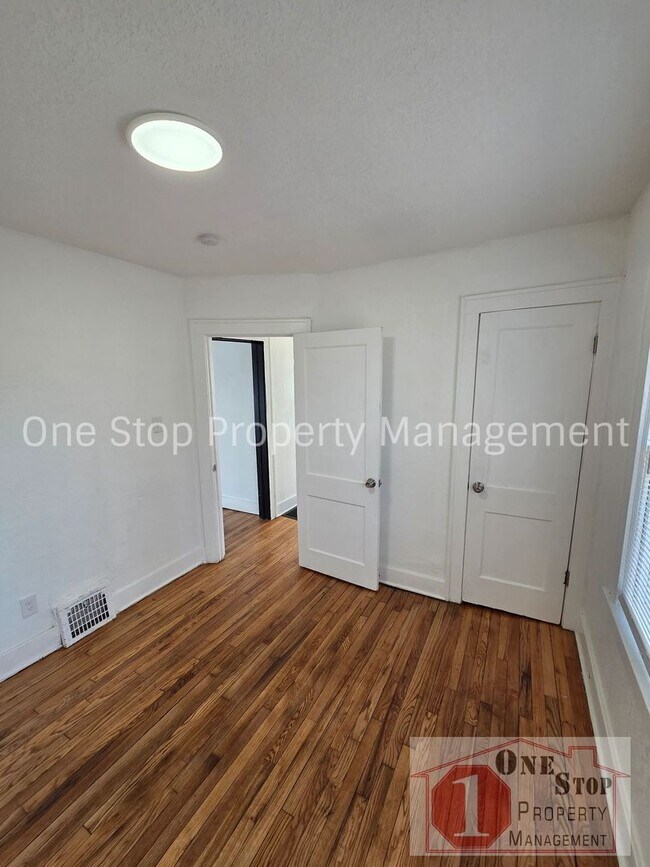 Building Photo - Beautiful 4 Bedroom 2 Bathroom in Kansas City!