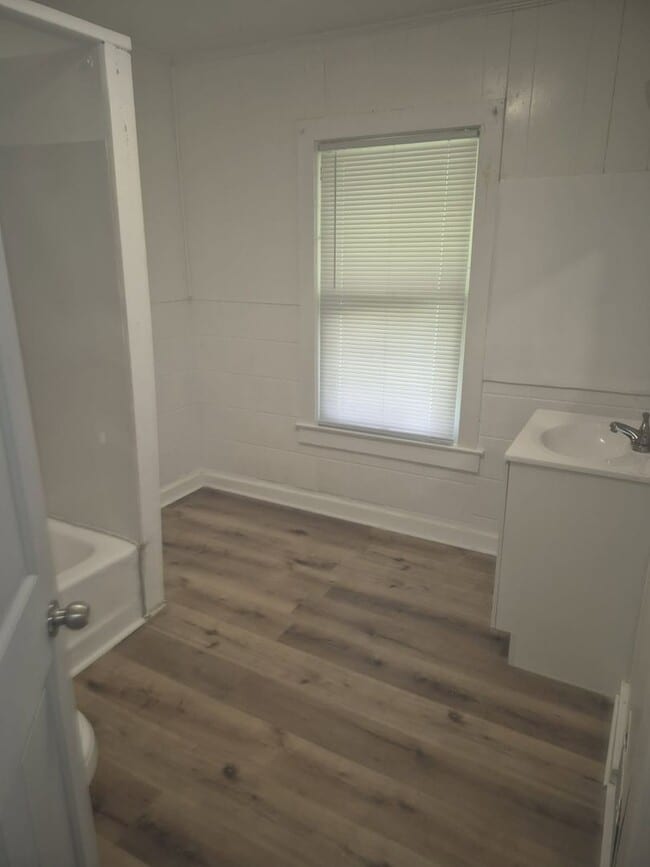 Building Photo - Updated Quaint Single Family Home Availabl...