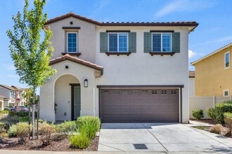Building Photo - 4 bed / 3 bath | Upated Anatolia Home Avai...