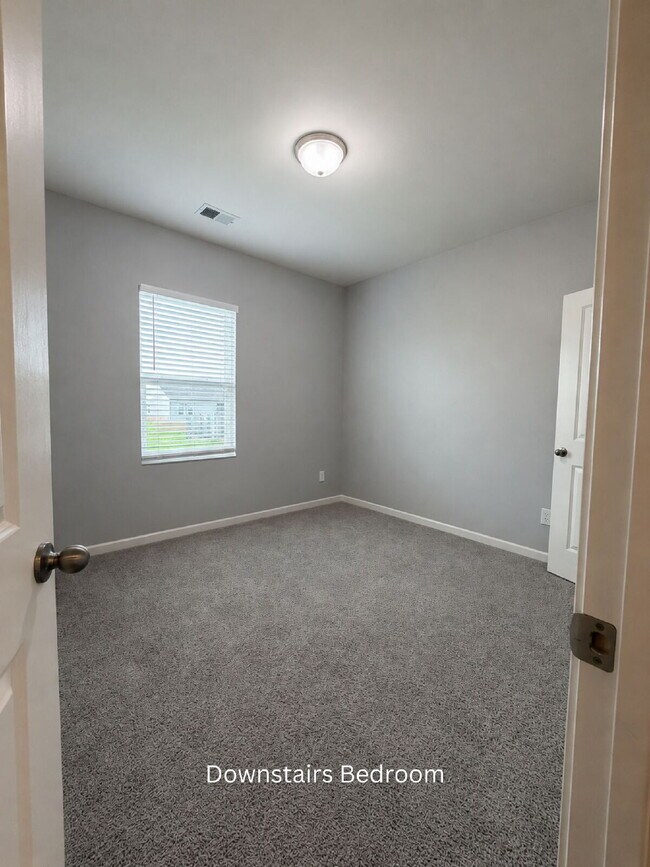 Building Photo - Spacious 5BR Home with Loft in Swim Community