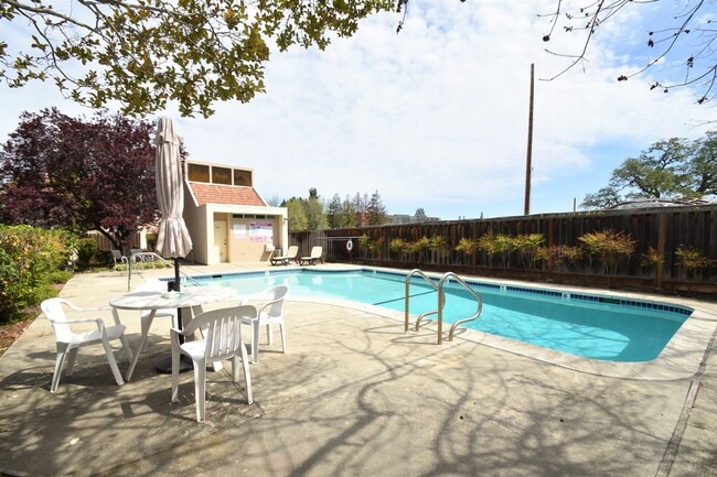 Building Photo - 827 Kingfisher Ter