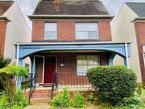Building Photo - Adorable 3 bdrm/1.5 bath Home Located Clos...